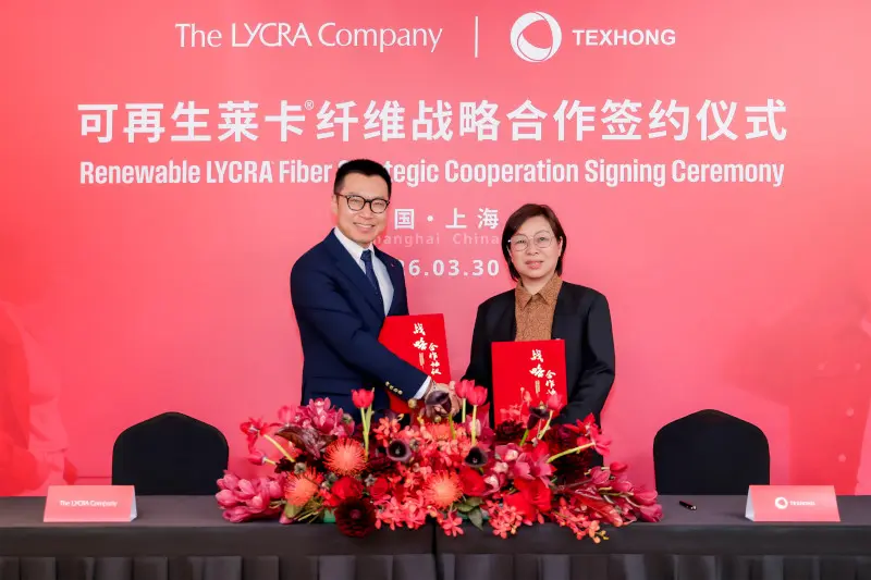 The LYCRA Company kündigt eine strategische Partnerschaft mit der Texhong International Group für die Produktion erneuerbarer LYCRA®fasern an. Aufgenommen bei der Unterzeichnungszeremonie, die in Shanghai abgehalten wurde (von links nach rechts: Jason Wang, Vize Präsident von THE LYCRA Company, Asien, und Zhou Xia, Geschäftsführer der Texhong International Group