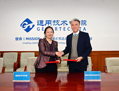 Mr Jake Koh, CEO of HKRTIA, and Ms Ma Yongmei, General Manager of China Textile Academy, shake hands after signing the MOU