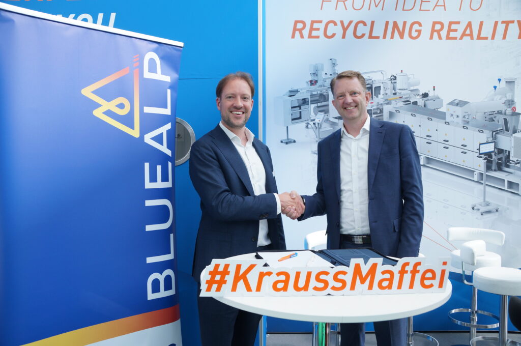 Besiegeln die Zusammenarbeit auf der PRSE in Amsterdam: Valentijn de Neve, CEO BlueAlp, und Ralf Benack, Managing Director KraussMaffei Extrusion (v.l.)