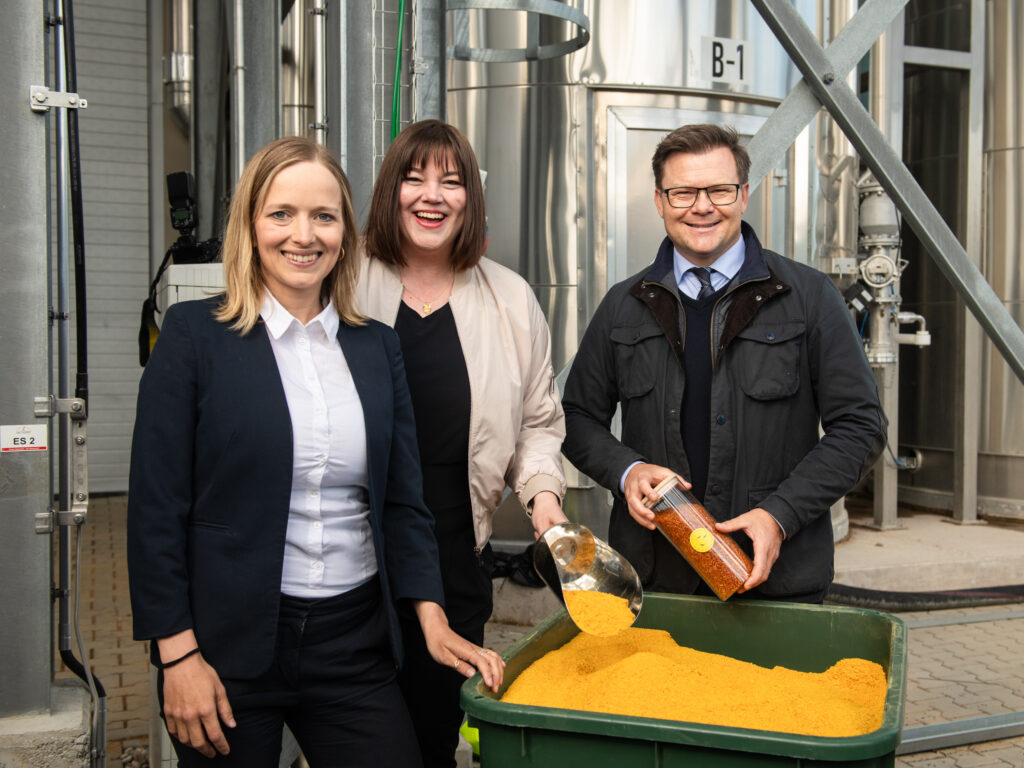 traceless Founder and CEO Dr. Anne Lamp; Hamburgs Senator for the Environment, Climat, Energy, and Agriculture Katharina Fegebank; Carsten Schneider, Federal Minister for the Environment, Climate Action, Nature Conservation and Nuclear Safety
