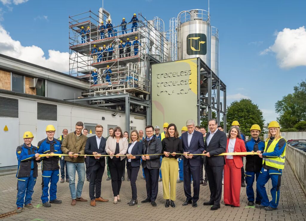 Opening ceremony in front of traceless' production facility with the traceless commissioning team and guests, in the middle from left to right: Dr. Boris Ewenstein, Jakob Röskamp, Katharina Fegebank, Dr. Anne Lamp, Carsten Schneider, Sina Spingler, Dr. Michael Otto, Marko Schuster, Jonna Clasen 