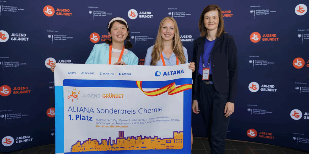 Tue Minh Vu (links) und Kaja Charlotte Hammels (Mitte) erhielten von Kristina Keisers den ALTANA Sonderpreis Chemie.