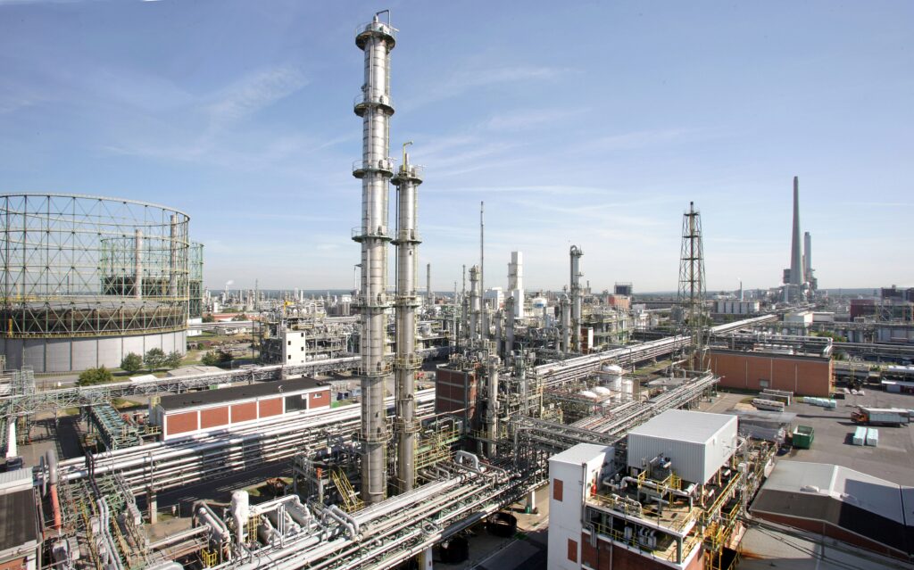 The chemical park in Marl, Germany, is Evonik's largest site. It is also home to 17 other companies. The Marl Chemical Park is one of the largest chemical sites in Germany and has excellent connections to the European road, rail and waterway networks. The site covers an area of more than six square kilometers and provides around 10,000 jobs.