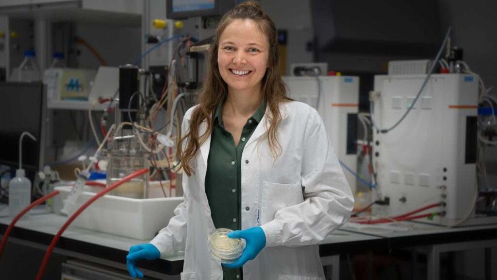 Pioneer Fellow Ronja Rappold mit ihren «bakteriellen Fabriken». (Bild: Michel Büchel / ETH Zürich)