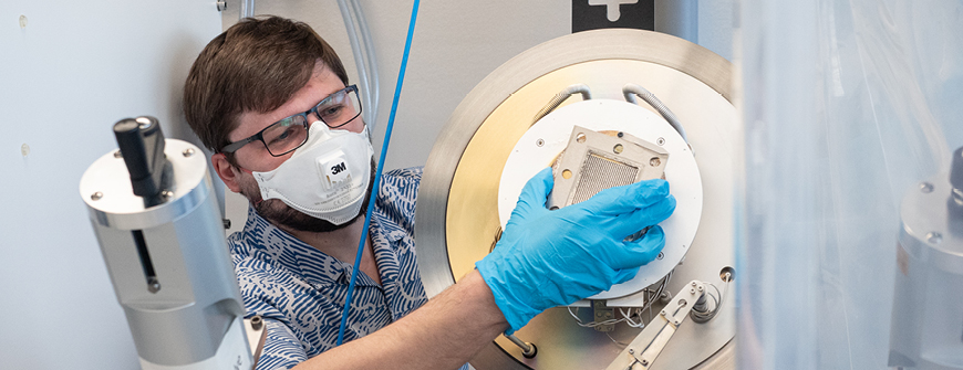 Empa researcher Konstantin Egorov coats stainless steel components with corrosion-resistant titanium oxide to make the production of green hydrogen more cost-effective. Image: Empa