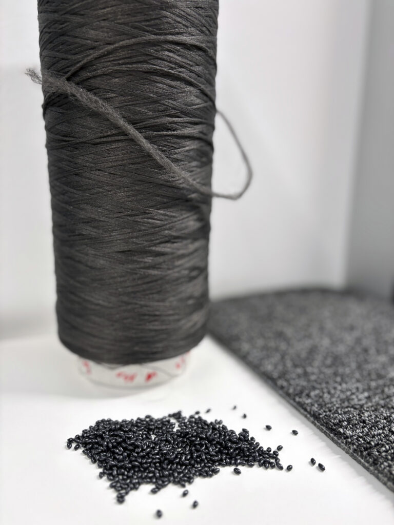 Vom Teppich zum Teppich: Die flexible Prozessführung auf Neumag BCF‑Anlagen ermöglicht die gezielte Verarbeitung recycelter Polymere und schafft die Grundlage für geschlossene Materialkreisläufe in der Teppichproduktion.