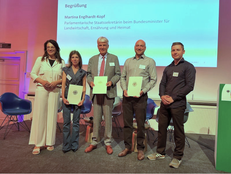 Die Parlamentarische Staatssekretärin Martina Englhardt-Kopf überreichte auf der CRCF-Tagung Zuwendungsbescheide an Annette Dési (DEKRA Certification), Dr. Norbert Schmitz (Meo Carbon Solutions) und Dr. Mathias Nottensteiner (QAL) (v.l.n.r.). Ganz rechts: Simon Busse vom Projektträger FNR