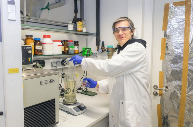 Dr. Christian Sonnendecker vom Institut für Analytische Chemie