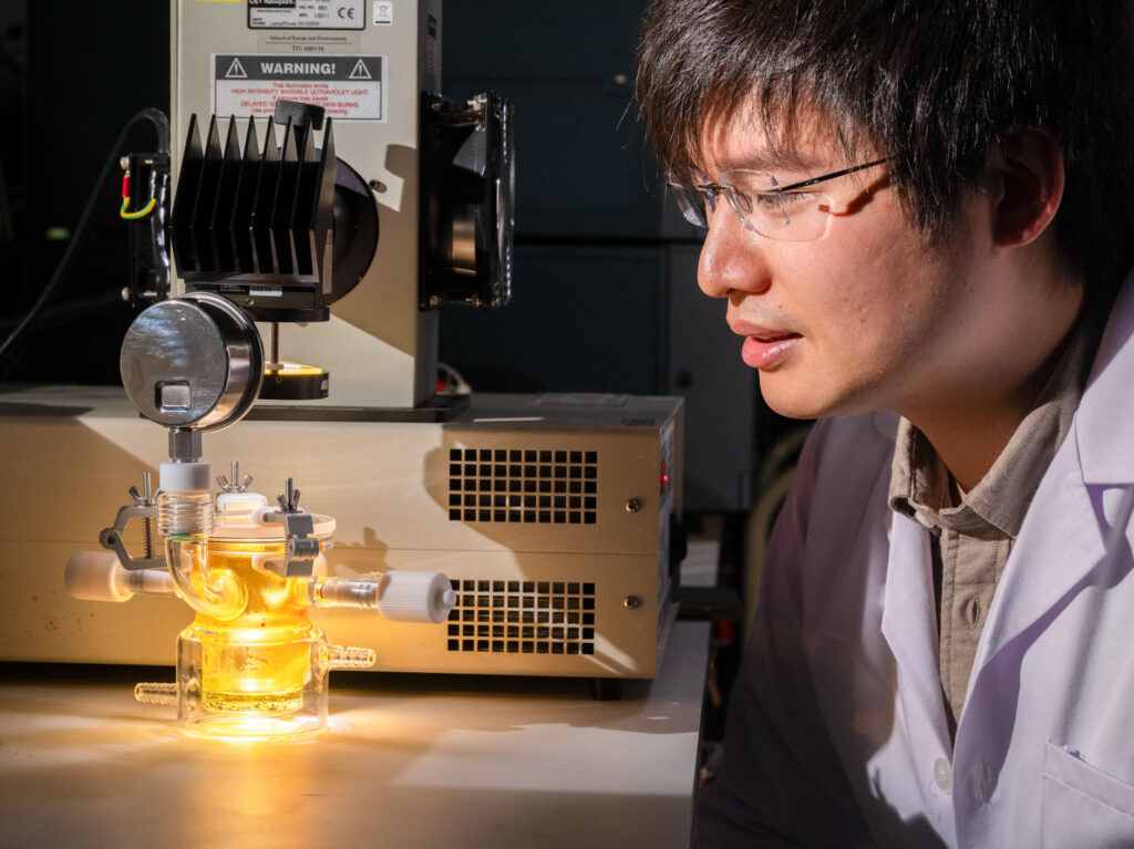 The research team successfully replaced platinum with abundant, price-stable, low-cost copper ions, unlocking a highly efficient dynamic chemical reaction that can generate hydrogen even under a smartphone's flashlight.