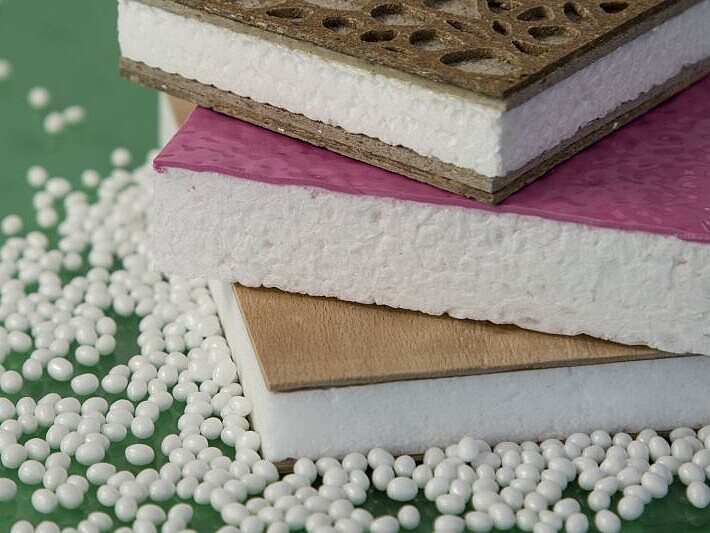 Extrudierte Dämmplatten aus biobasierten Kunststoffen. Oben: PLA-Schaumkern mit strohfasergefüllten PLA-Dekorschichten, Mitte: PLA-Schaum mit-PLA Folie kaschiert. Unten: Leichtbaupanel mit PLA-Schaumkern und Holzfurnier.
