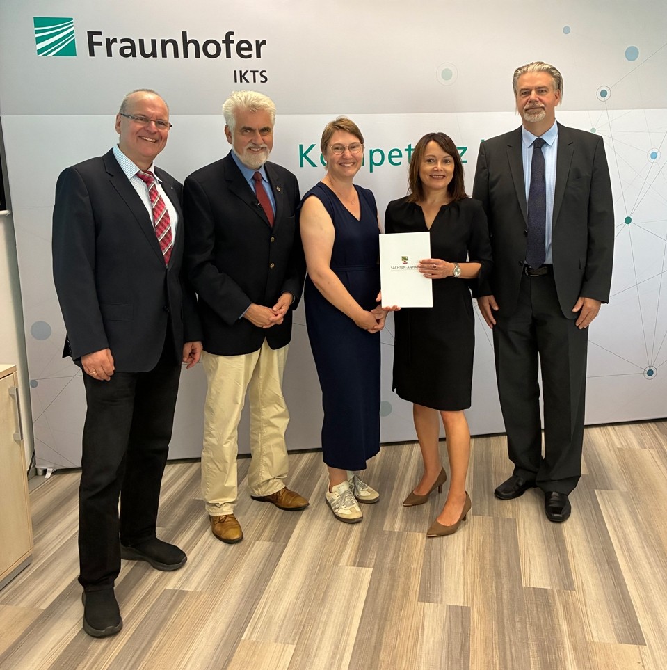 Eröffnung der »Technologieplattform für Kreislaufwirtschaft und Verfahrenstechnik TKV« des Fraunhofer IKTS im Chemiepark Bitterfeld-Wolfen. Im Bild v.l.n.r.: Prof. Alexander Michaelis, Institutsleiter des Fraunhofer IKTS, Wissenschaftsminister Prof. Dr. Armin Willingmann und Staatsekretärin Stefanie Pötzsch des Landes Sachsen-Anhalt sowie Dr. Daniela Pufky-Heinrich, Leiterin des Center for Economics and Management of Technologies CEM, und Dr.-Ing. Burkhardt Faßauer, Abteilungsleiter Kreislauftechnologien und Wasser, beide vom Fraunhofer IKTS.