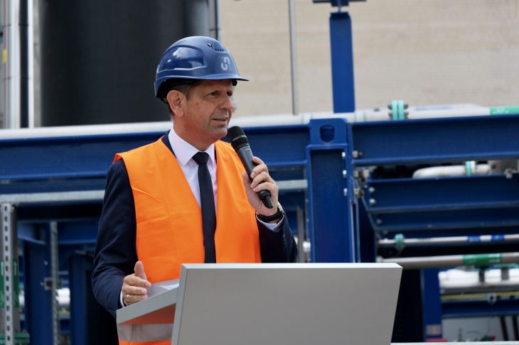 Niedersachsens Ministerpräsident Olaf Lies bei der Eröffnungsrede im Zementwerk in Höver.