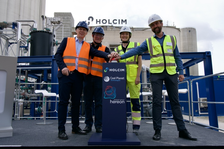 V.l.: Prof. Oliver Zielinski, Dr. Torsten Brinkmann (Hereon), Lisa Büscher (Holcim Deutschland) und Patrick Schiffmann (Cool Planet Technologies) drücken den "Roten Knopf" zur Inbetriebnahme der Testanlage.