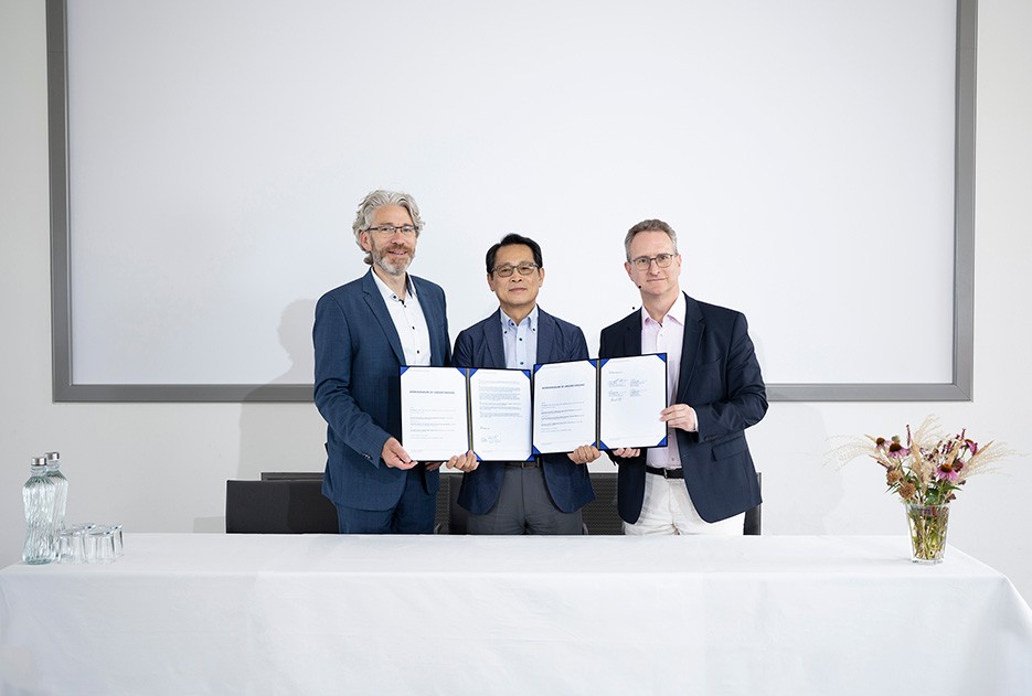 
Agreed to future collaboration on CO2 electrolysis, hydrogen, and batteries (from left): Prof. Dr.-Ing. Christian Doetsch (Fraunhofer UMSICHT), Ken Yoon (SGC Energy) and Prof. Dr. Alexander Böker (Fraunhofer IAP).