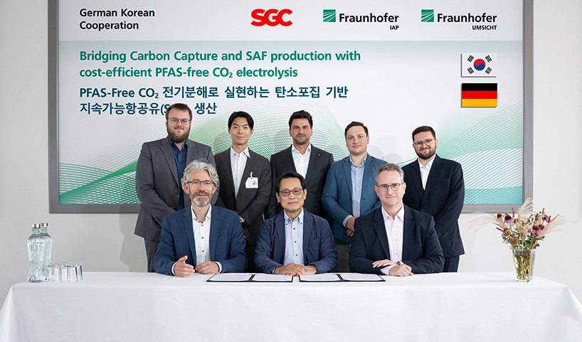 The teams from Fraunhofer UMSICHT, Fraunhofer IAP and SGC Energy at the signing of the Memorandum of Understanding. 