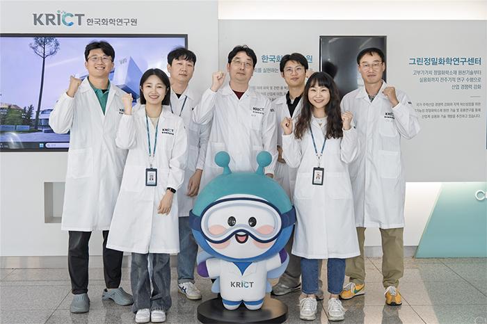 (From left) Hyoung Eun Bae, Senior Researcher; Hae Min Jung, Senior Researcher; Young-Jae Jin, Senior Researcher; Jin Chul Kim, Principal Researcher and Project Leader; Hyocheol Jung, Principal Researcher; Ji-Eun Jeong, Senior Researcher; and Young Il Park