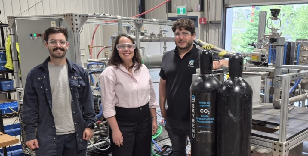 From left to right: Alex Marcil (Skyrenu), Bruna Rego De Vasconcelos (Secant Fuel) and Gabriel Vézina (Skyrenu), during a CO₂ capture demonstration at Skyrenu's facilities in Sherbrooke.