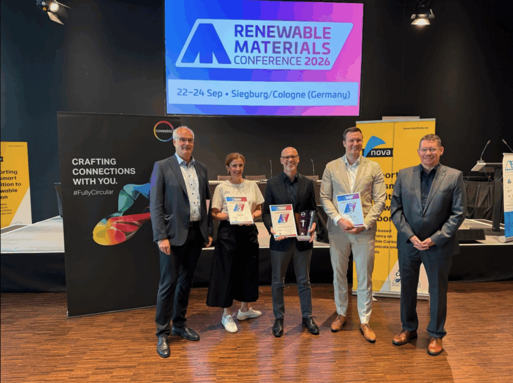 Gewinner des Innovation Awards "Renewable Material of the Year 2026" (links: Dr. Christoph Gürtel (Sponsor Covestro), rechts Lars Börger (Geschäftsführer nova-institut), in der Mitte die Gewinner von links nach rechts. Nr 2: Carmen Danner, AeoniQ Holding (CH), Nr 1: Nick Smith, Viridi (UK) und Nr 3: Oskari Larkimo, Kemira (FI)