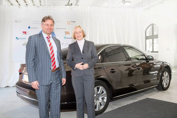  Minister of Research, Prof. Dr. Johanna Wanka, and Reiner Mangold, Head of Sustainable Product Development at AUDI AG, refueled the Minister’s official car - a Audi A8 3.0 TDI clean diesel quattro - with the first five liters of Audi e-diesel. 