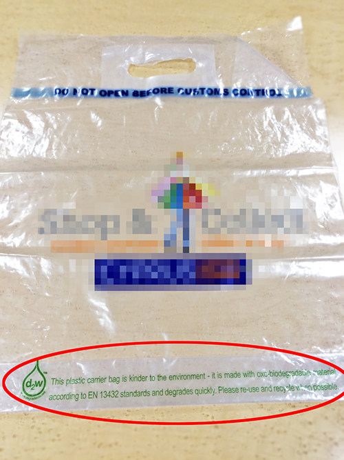 Irreführende Werbebotschaft: Der Hersteller dieser Einkaufstüte aus “oxo-abbaubarem” Material behauptet, dem Standard EN 13432 zu entsprechen. (Aufgenommen im August 2015, © European Bioplastics)