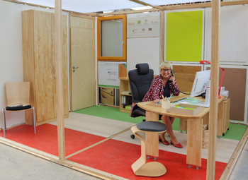 Die Sonderausstellung „Das nachwachsende Büro“ präsentiert innovative Büroartikel aus Holz, Bambus, Kork und verschiedenen Biokunststoffen. Foto: FNR/W. Stelter