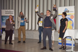 Eduardo Gordillo, Bio-Lutions (DE) freut sich über den 1. Preis - Innovation Award „Bio-based Material of the Year 2017" (Quelle: nova-Institut)