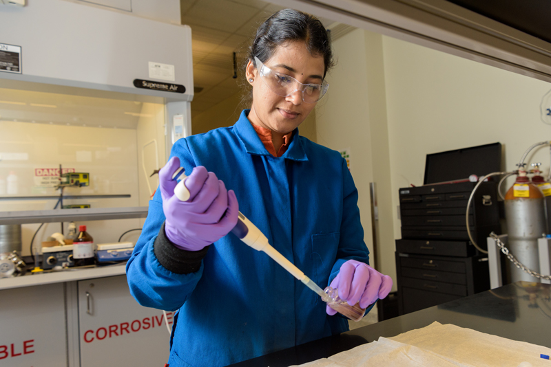 090717 Sunitha Sadula in CCEI Soluable Sugar Biomass lab on 0818