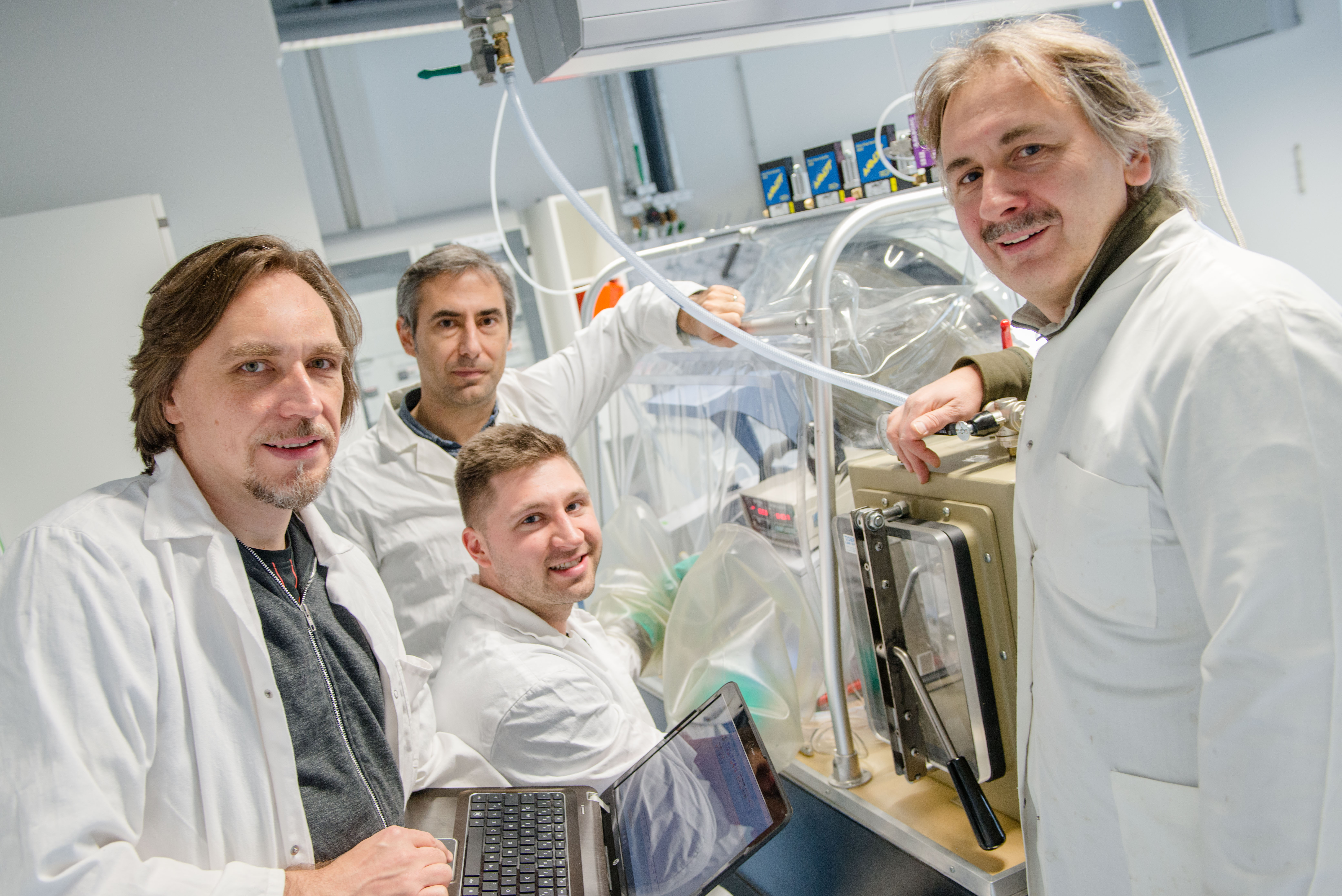  The Bochum scientists Martin Winkler, Oliver Lampret and Thomas Happe (from left to right) together with Olaf Rüdiger (in the background) from the Max Planck Institute © RUB, Marquard