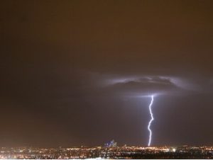 lightning-strikes-perth-by-QR9iudjz0-639x482-300x226