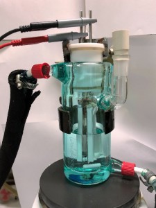 ©: Alexander Lipp In dieser einfachen, selbstgebauten Apparatur erforschten die Mainzer Chemiker den elektrochemischen Schlüsselschritt. 