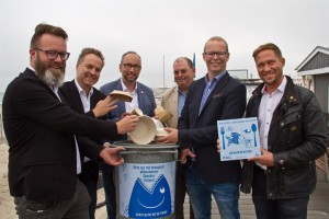 (from left to right Fromm Claus Madsen Holger Matthäus, Matthias, Matthias Welk (Department for environmental protection, Hanseatic and University City Rostock), Henning Möbius (Rostock town disposal) and present the new project for the introduction of Alexander Fritz (beach chair rental) of biological biodegradable tableware Rostock beaches. Photo: Joachim Kandel