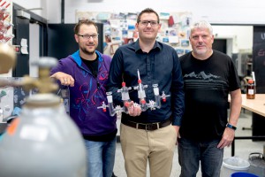  Das Bochumer Forscherteam: Adrian Ruff, Julian Szczesny und Wolfgang Schuhmann (von links) © RUB, Kramer