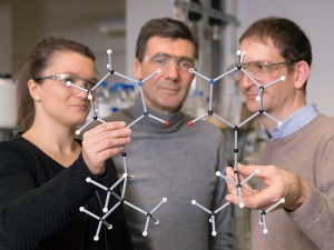 Die Erstautoren Alena Hölzl-Hobmeier und Andreas Bauer sowie Prof. Thorsten Bach (Mitte) mit den beiden Enantiomeren eines der untersuchten Alene. (Bild: U. Benz / TUM)