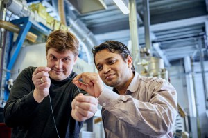 Scientist Pavan Manvi from RWTH Aachen University (right) and Covestro researcher Dr. Jochen Norwig holding a synthetic fiber prototype made from CO2. (Source: Covestro)