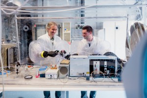 Thomas Happe (links) und Oliver Lampret wollen genau verstehen, wie Wasserstoff produzierende Enzyme funktionieren. © RUB, Kramer