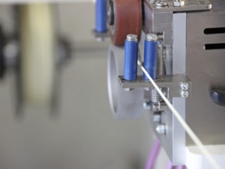 © Fraunhofer UMSICHT Das neue AddiTex-Compound kommt als Filament für den 3D-Druck aus dem Extruder.