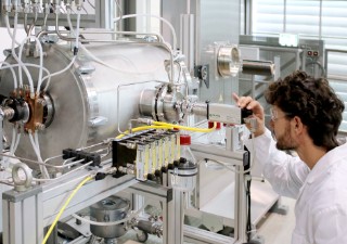 © Fraunhofer IAP Bei 2900 °C werden am Fraunhofer IAP Bio-Fasern aus Cellulose graphitisiert. Sie erreichen die mechanischen Eigenschaften erdölbasierter Carbonfasern.