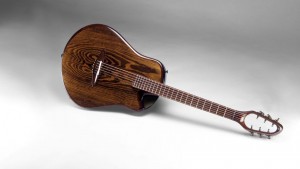 Diese Gitarre wurde aus modifiziertem Schweizer Eichenholz gefertigt. Bild: Swiss Wood Solutions AG