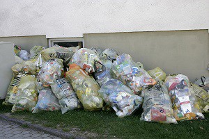 1200px-_Recycling_in_Germany_-_Plastic_waste_to_be_collected_-