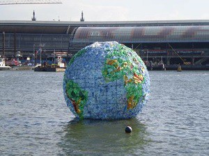 Wereldbol-van-afvalplastic