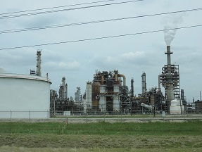 1024px-Oil_refinery_in_Houston_2018a