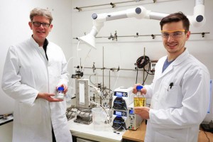Mithilfe eines Wasser-Elektrolyseurs ist es Wissenschaftlern der Aachener Verfahrenstechnik (AVT) gelungen, Itaconsäure (weißes Pulver) aus Fermentationslösung (gelbe Flüssigkeit) elektrochemisch aufzureinigen.  Quelle: AVT