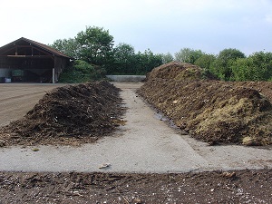 1200px-Compost_site_germany
