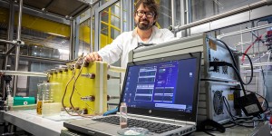  TU Graz researcher Stefan Spirk has found a way to replace liquid electrolytes in redox flow batteries by vanillin. © Lunghammer - TU Graz 
