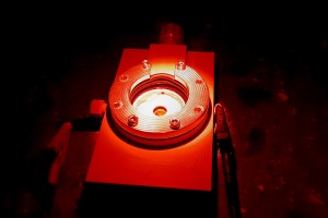 A bioelectrode with the protein complex Photosystem I under irradiation with red light for measurement of the photocurrent response © Felipe Conzuelo
