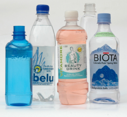 PLA-bottles_FREI_Pressefoto_bioplasticsmagazin_kl.JPG
