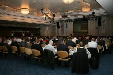 Über 300 Teilnehmer im großen Saal des <br />Maritim Airport Hotels Hannover (Foto: WKI)”></td>
</tr>
<tr>
<td style=