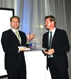 Thomas Eisemann (Reifenhäuser, rechts im Bild) <br />übergibt den Innovationspreis Biowerkstoff des <br />Jahres an Dr. Christian Bonten (FKuR). <br />Bild: nova-Institut”></td>
</tr>
<tr>
<td style=