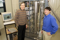 PSI-Forscher Samuel Stucki und Serge Biollaz mit <br />der Laboranlage, an der das Verfahren zur <br />Umwandlung von Holzgas in Methan entwickelt wurde.”></td>
</tr>
<tr>
<td style=