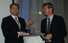 Thomas Eisemann (Reifenhäuser Extrusion, rechts <br />im Bild) überreichte den Innovationspreis <br />Biowerkstoff des Jahres 2008 an Dr. Christian <br />Bonten (FKuR Kunststoff GmbH, links).